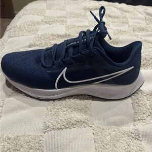 Nike Pegasus 38 Navy
Never worn outside
Women’s 10.5 or mens 9